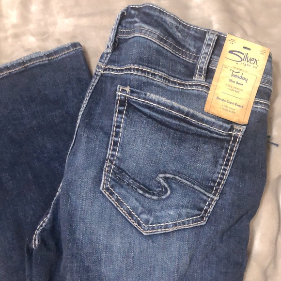 Silver Jeans in size W32/L31 style is Tuesday low rise slim boot - Picture 2 of 2